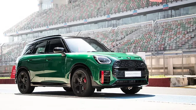 MINI Countryman Right Front Three Quarter