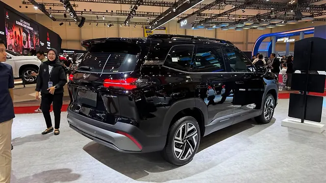 MG Hector Tomahawk PHEV Right Rear Three Quarter