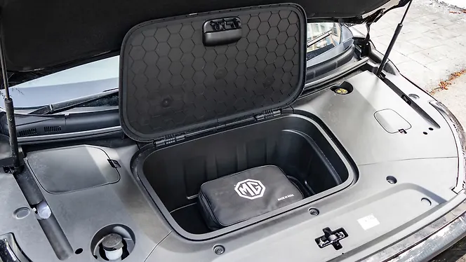 MG M9 Bootspace
