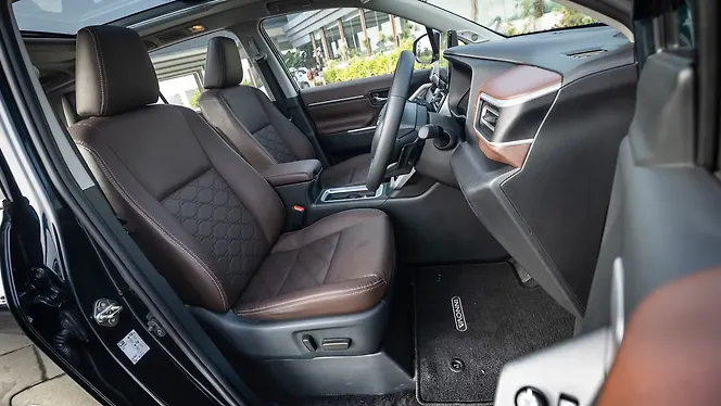 Toyota Innova Hycross Front Row Seats