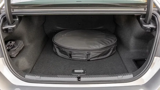 BMW i5 LWB Bootspace