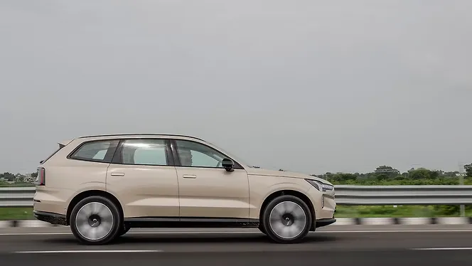 Volvo EX90 Right Side View