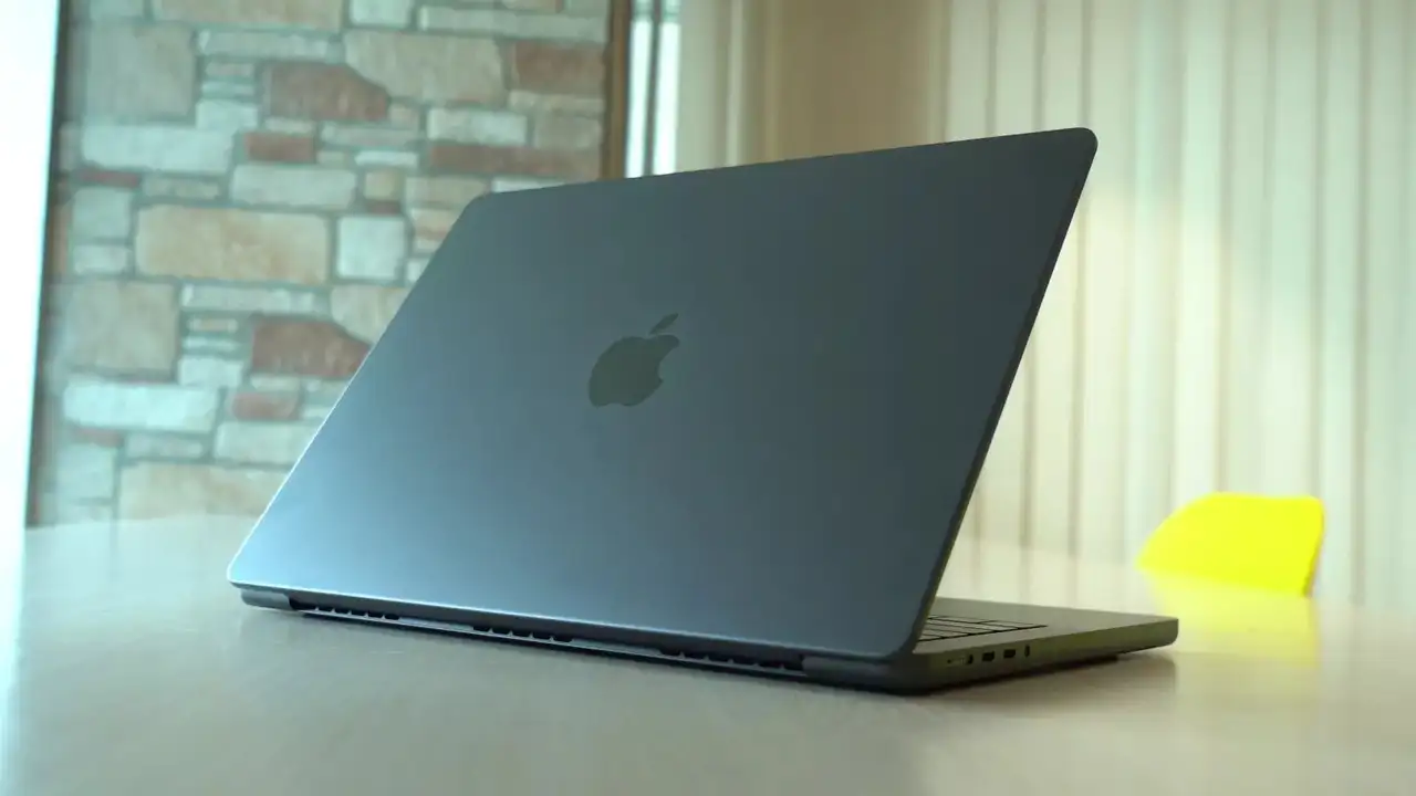 Windows PC M4 MacBook