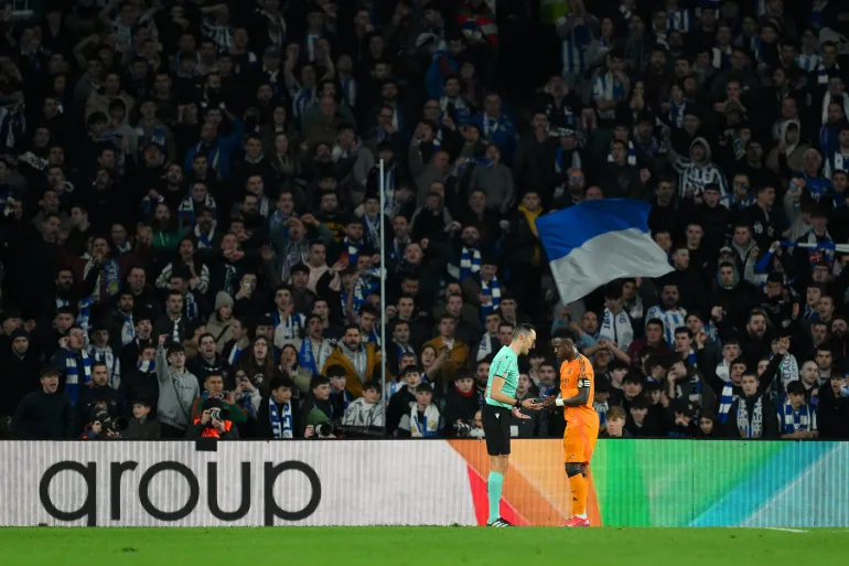 Vini Speaking to Referee for the Death Chant of Fans Vini Speaking to Referee for the Death Chant of Fans