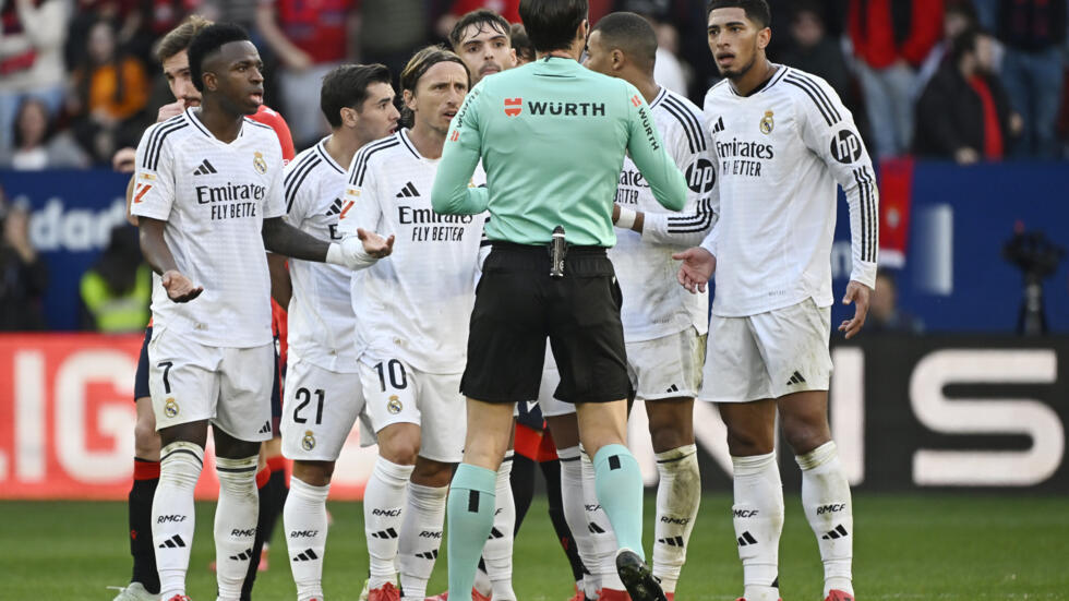 Real Madrid Players Complaining againts referee