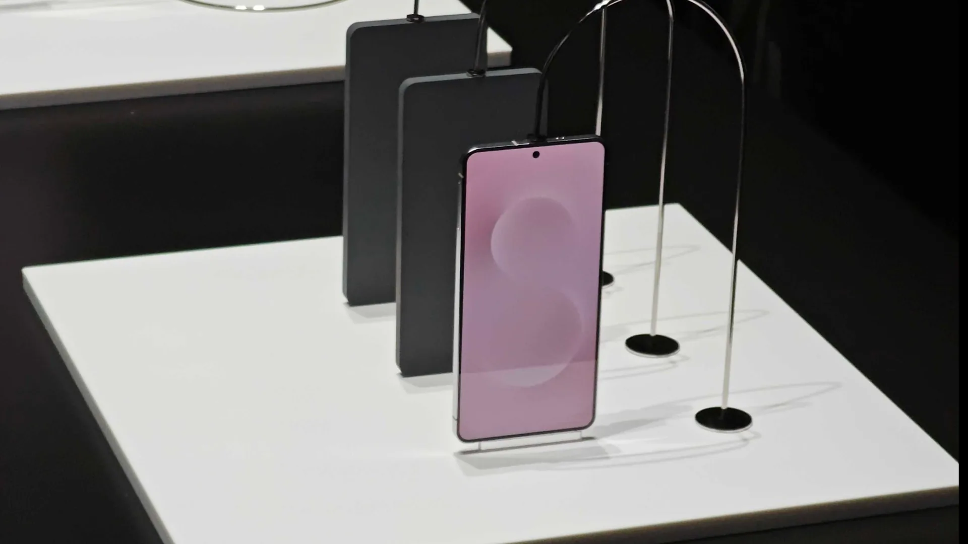 Samsung Teases Super Thin Galaxy S25 Edge Phone Samsung Teases Super Thin Galaxy S25 Edge Phone